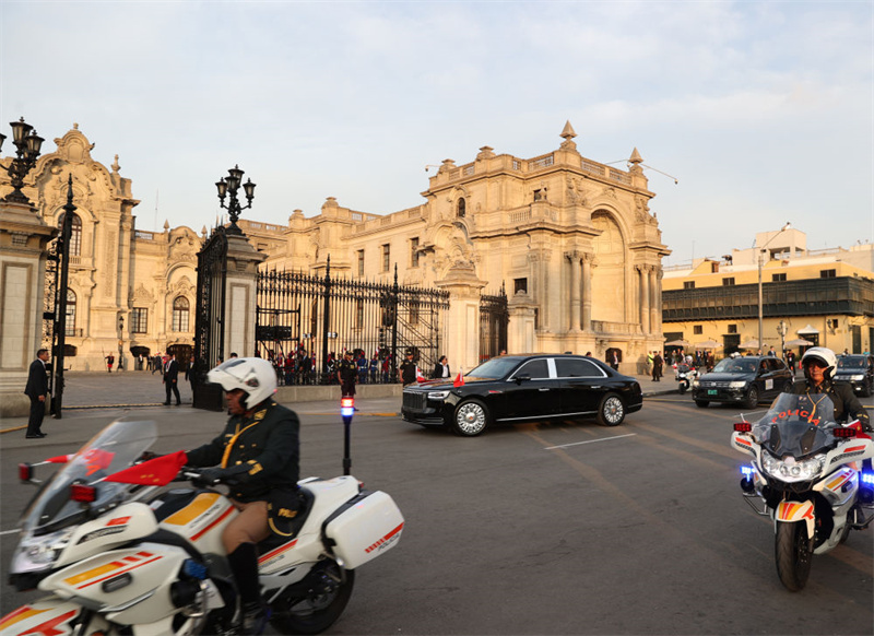 Xi Jinping participa de cerimônia de boas-vindas organizada pela presidente peruana Boluarte