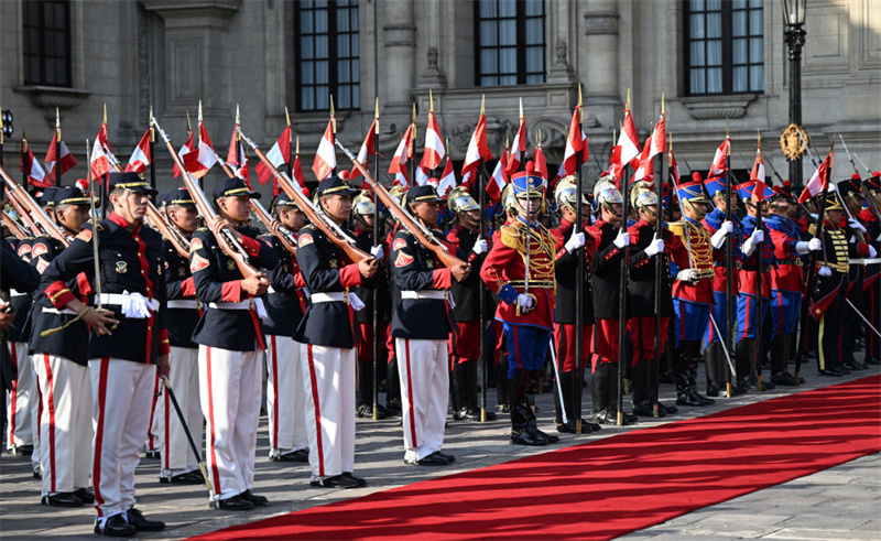 Xi Jinping participa de cerimônia de boas-vindas organizada pela presidente peruana Boluarte