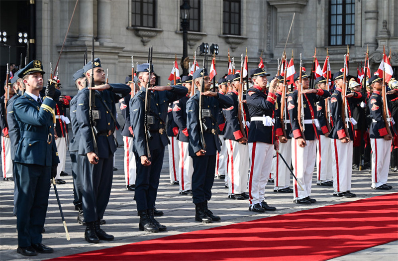 Xi Jinping participa de cerimônia de boas-vindas organizada pela presidente peruana Boluarte