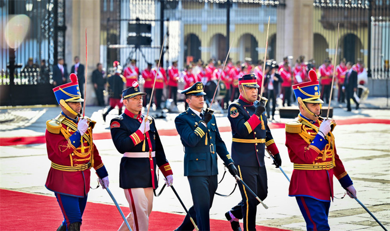 Xi Jinping participa de cerimônia de boas-vindas organizada pela presidente peruana Boluarte