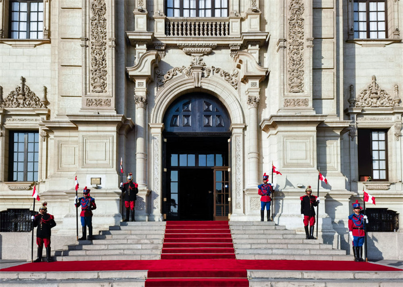 Xi Jinping participa de cerimônia de boas-vindas organizada pela presidente peruana Boluarte