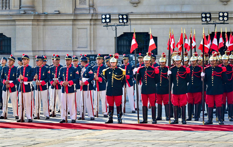 Xi Jinping participa de cerimônia de boas-vindas organizada pela presidente peruana Boluarte