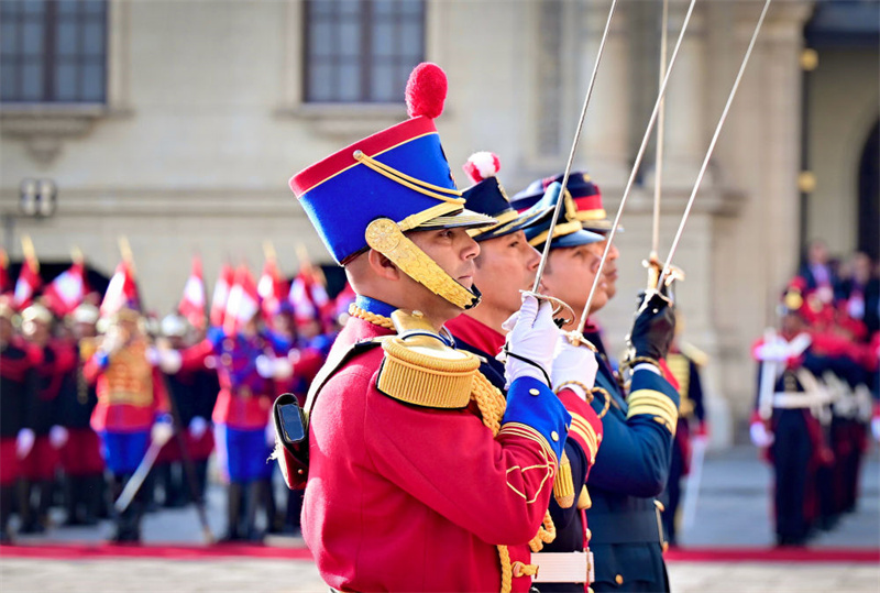 Xi Jinping participa de cerimônia de boas-vindas organizada pela presidente peruana Boluarte