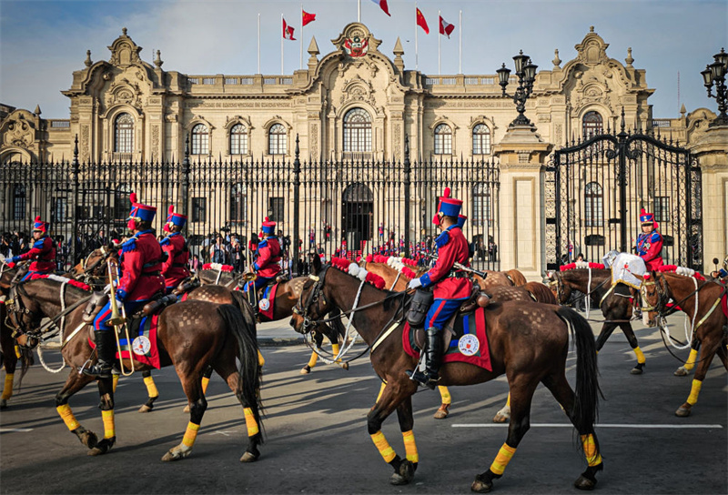 Xi Jinping participa de cerimônia de boas-vindas organizada pela presidente peruana Boluarte