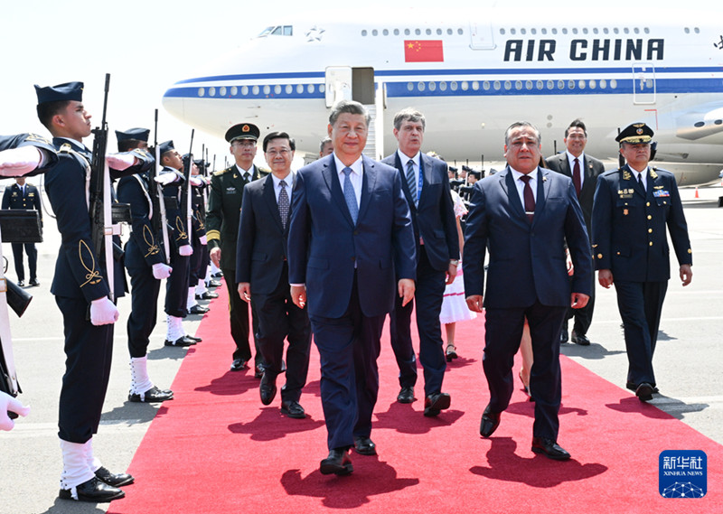 Xi Jinping chega a Lima para visita de Estado ao Peru e reunião da APEC