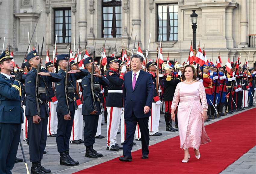 Xi Jinping reúne-se com a presidente peruana