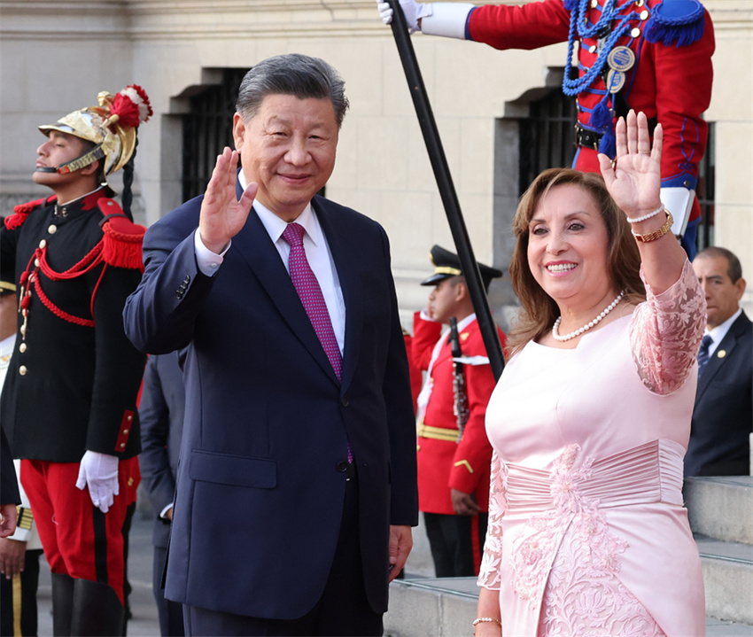 Xi Jinping reúne-se com a presidente peruana