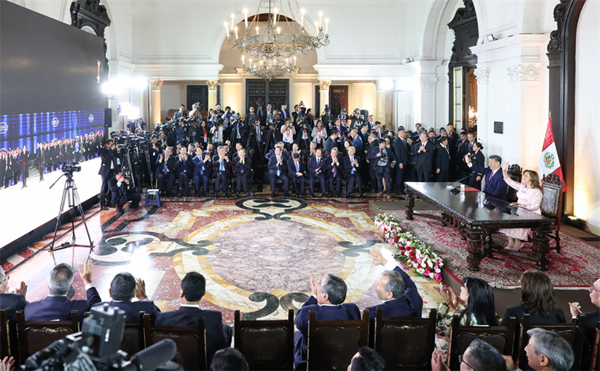 Xi Jinping e presidente peruana Boluarte participam da cerimônia de inauguração do Porto de Chancay via videoconferênia