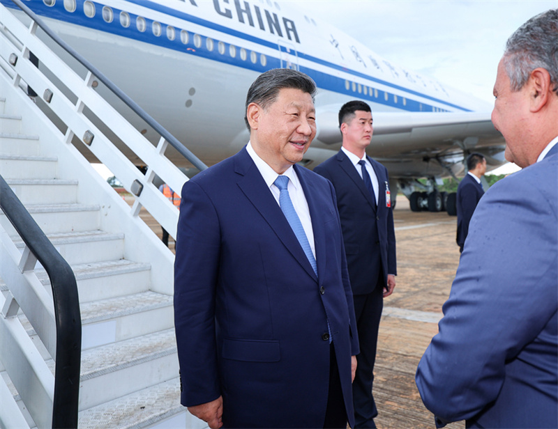 Xi Jinping chega a Brasília para visita de Estado ao Brasil