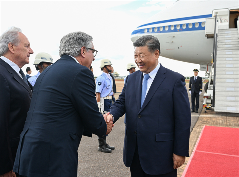 Xi Jinping chega a Brasília para visita de Estado ao Brasil