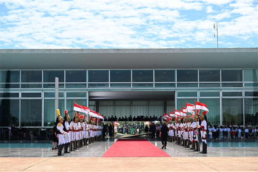 Xi Jinping participa da cerimônia de boas-vindas realizada pelo presidente brasileiro