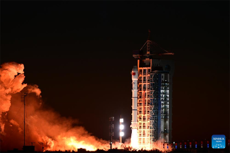 China lança dois novos satélites com sucesso