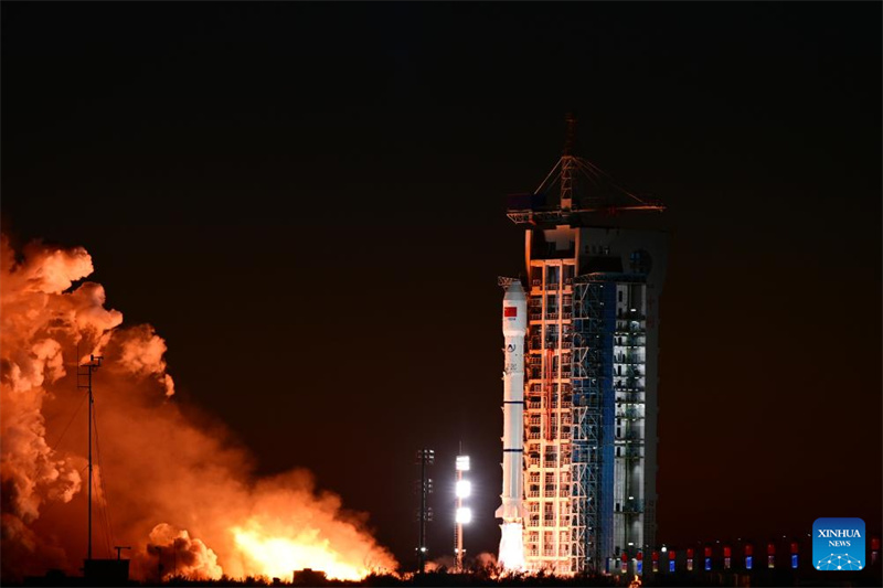 China lança dois novos satélites com sucesso