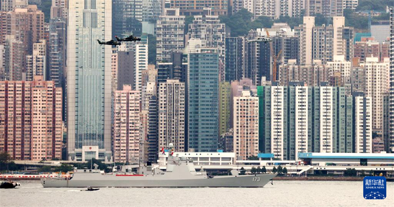 Frota de navios da Marinha chinesa conclui com sucesso a visita a Hong Kong e regressa à base