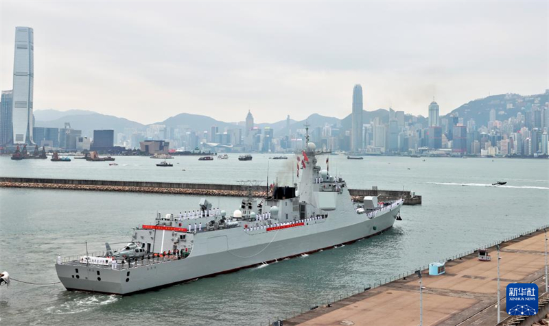 Frota de navios da Marinha chinesa conclui com sucesso a visita a Hong Kong e regressa à base