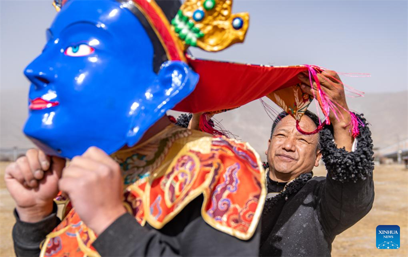 Shilok: herdeiro da técnica tradicional de fabricação de máscaras tibetanas em Xizang