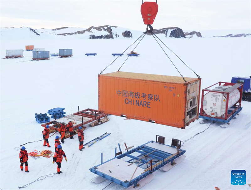 41ª equipe da Expedição Antártica da China realiza descarregamento de materiais na Estação Zhongshan