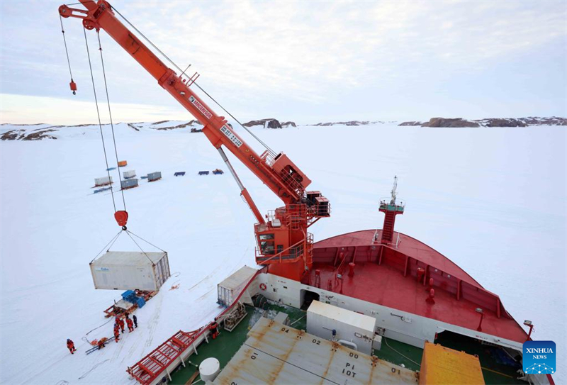 41ª equipe da Expedição Antártica da China realiza descarregamento de materiais na Estação Zhongshan