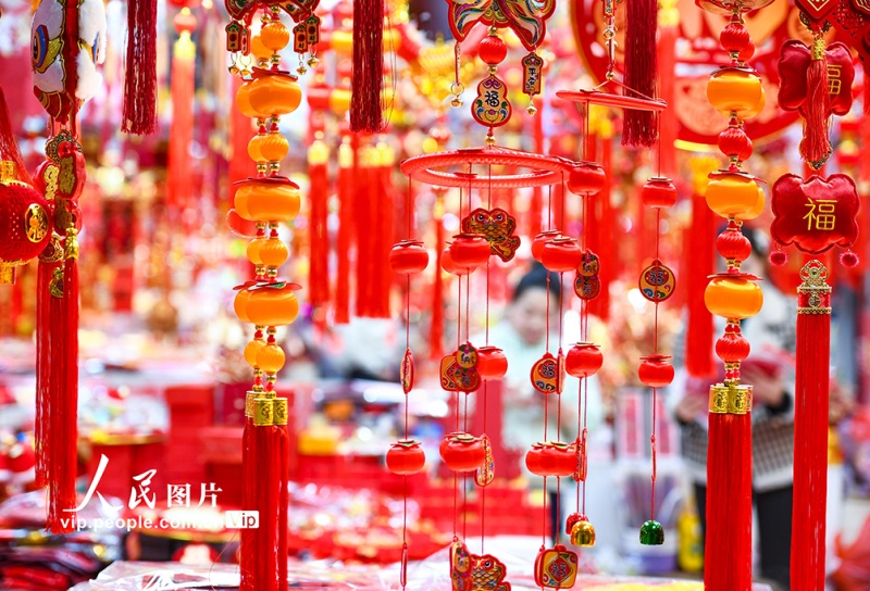 Jiangsu: cidadãos de Nanjing compram souvenires festivos para celebrar o Ano Novo Chinês