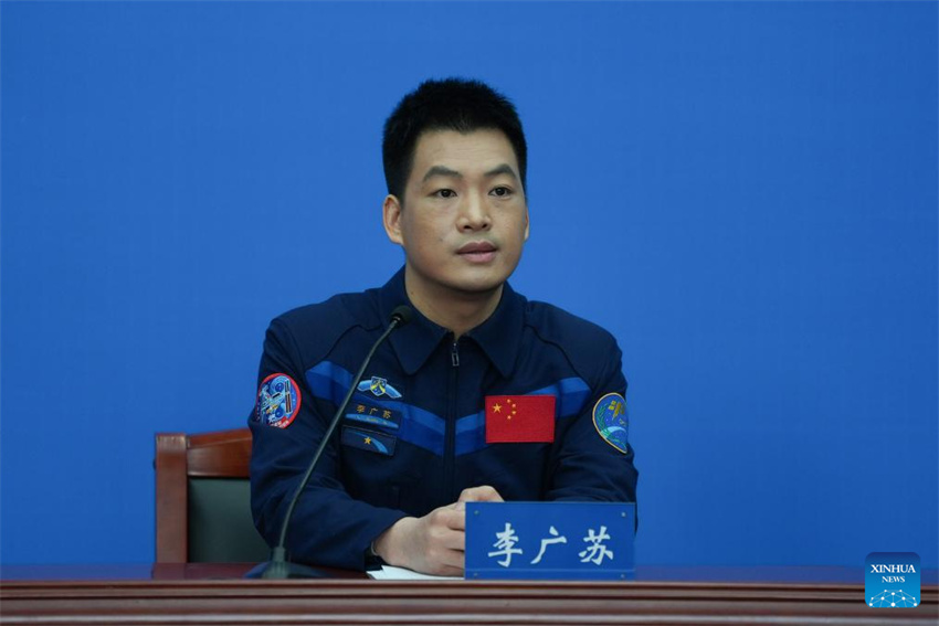 Astronautas da Shenzhou-18 se encontram com a imprensa após retornar do espaço