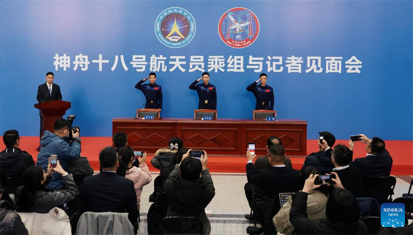 Astronautas da Shenzhou-18 se encontram com a imprensa após retornar do espaço