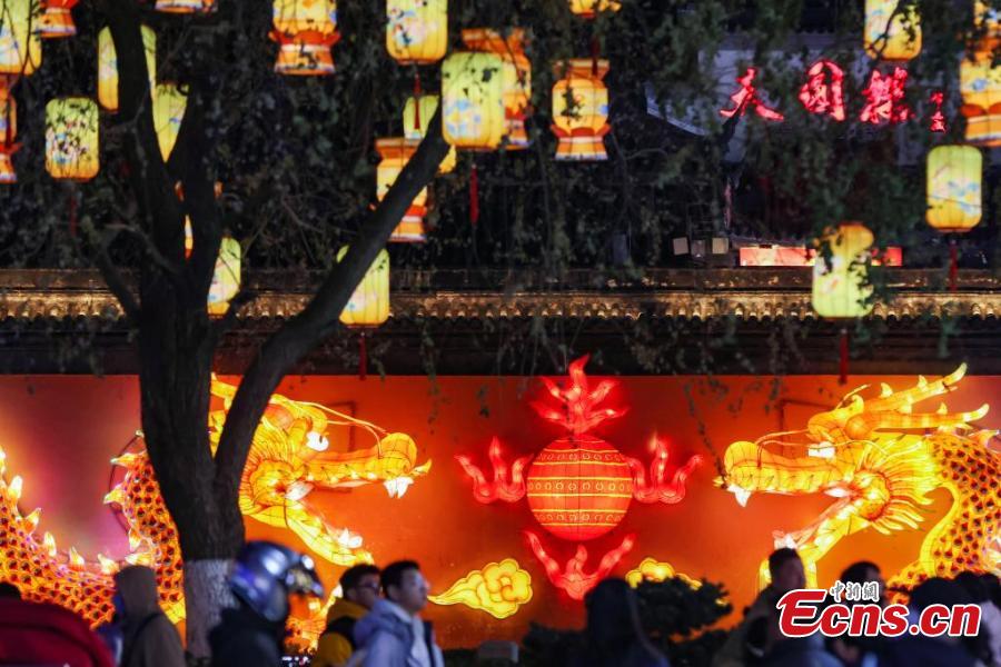 Deslumbrantes lanternas dão boas-vindas ao Festival da Primavera no leste da China