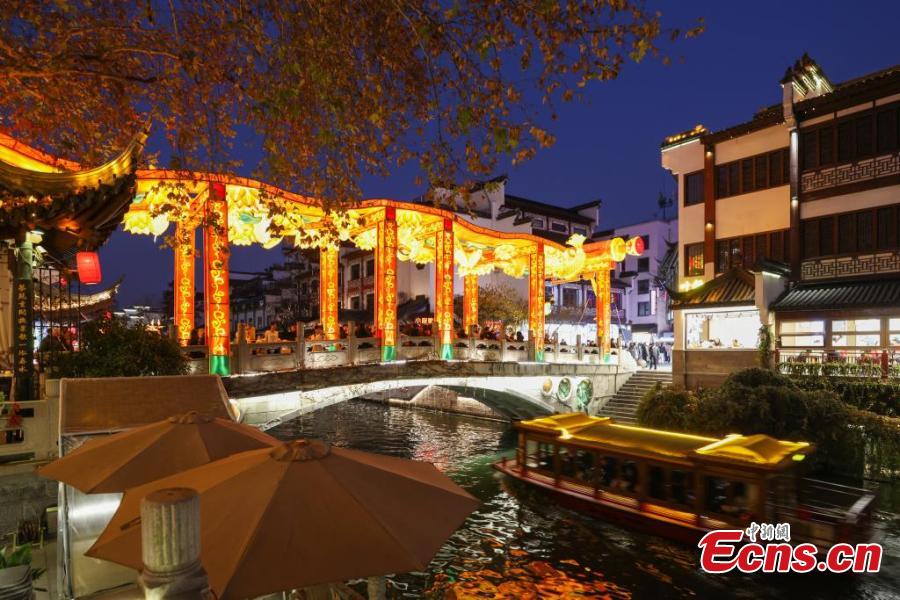 Deslumbrantes lanternas dão boas-vindas ao Festival da Primavera no leste da China