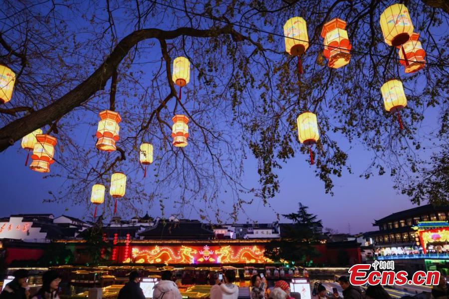 Deslumbrantes lanternas dão boas-vindas ao Festival da Primavera no leste da China
