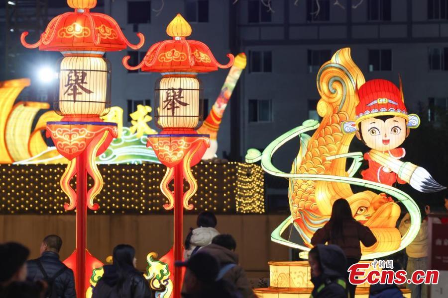 Deslumbrantes lanternas dão boas-vindas ao Festival da Primavera no leste da China