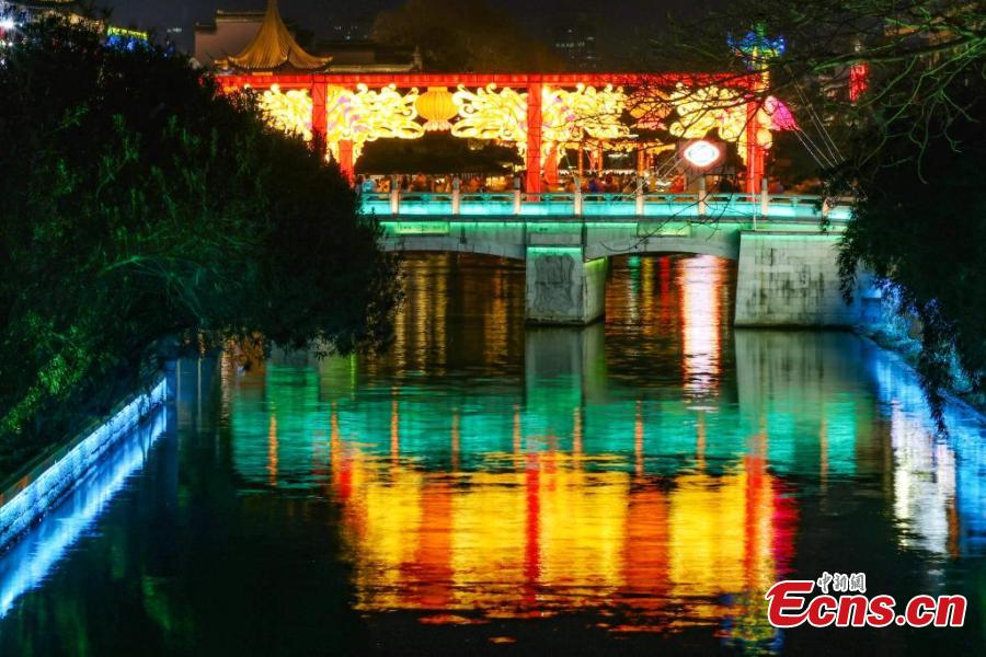 Deslumbrantes lanternas dão boas-vindas ao Festival da Primavera no leste da China