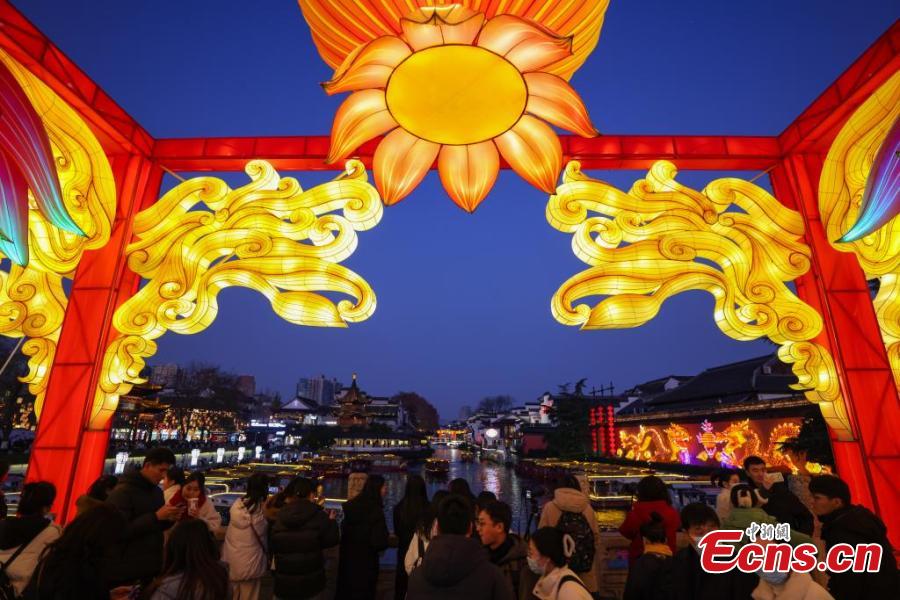 Deslumbrantes lanternas dão boas-vindas ao Festival da Primavera no leste da China