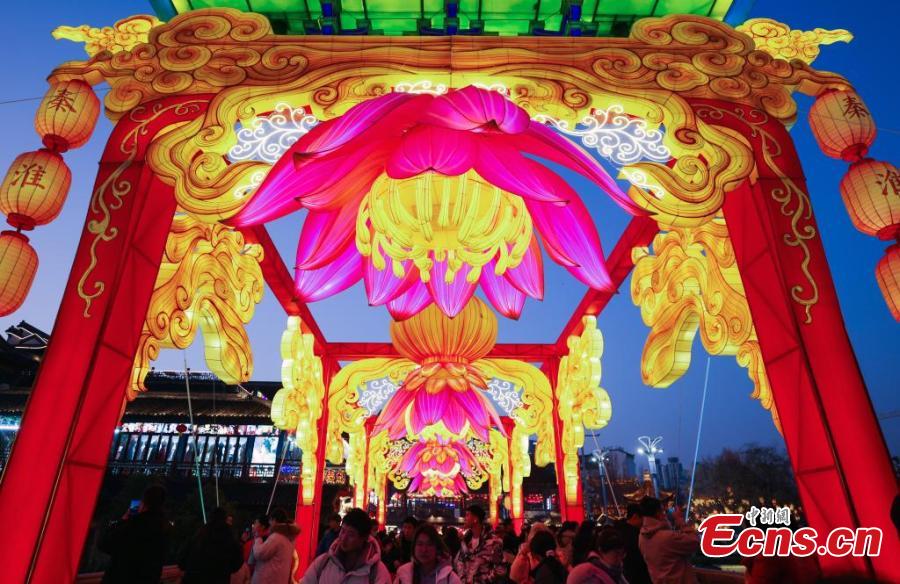 Deslumbrantes lanternas dão boas-vindas ao Festival da Primavera no leste da China