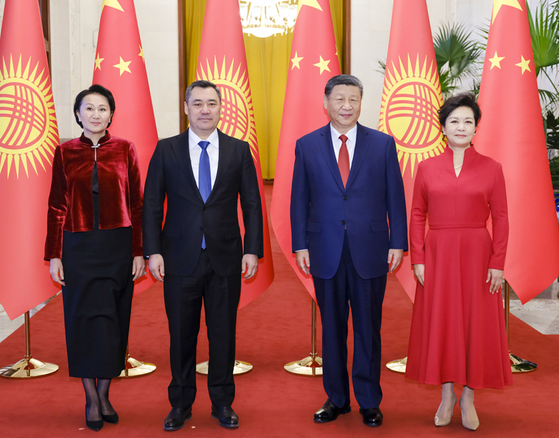Xi Jinping mantém conversas com o presidente do Quirguistão