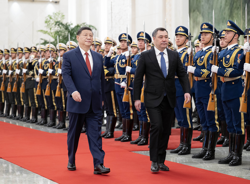 Xi Jinping mantém conversas com o presidente do Quirguistão