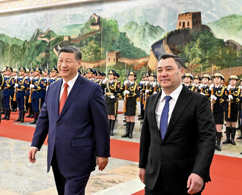 Xi Jinping mantém conversas com o presidente do Quirguistão