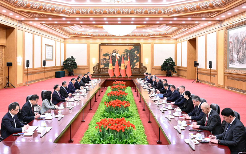 Xi Jinping mantém conversas com o presidente do Quirguistão