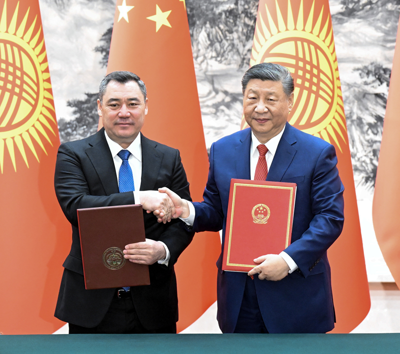 Xi Jinping mantém conversas com o presidente do Quirguistão