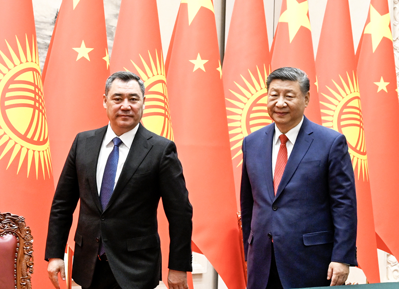 Xi Jinping mantém conversas com o presidente do Quirguistão