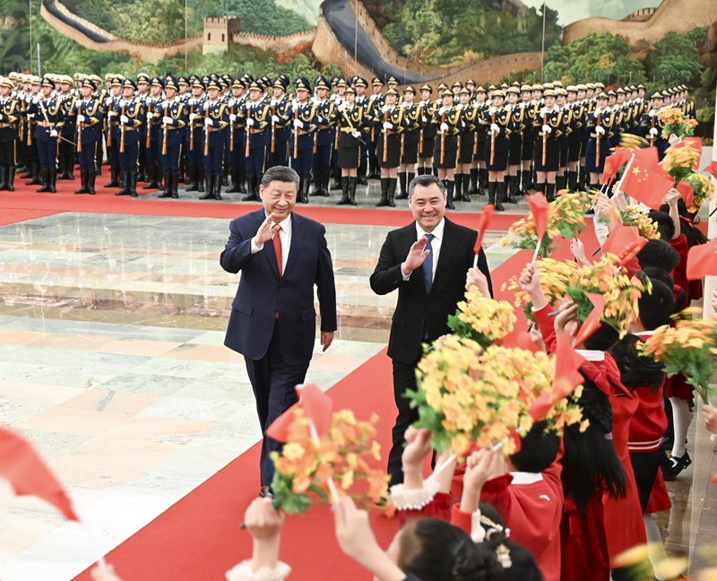 Xi Jinping mantém conversas com o presidente do Quirguistão