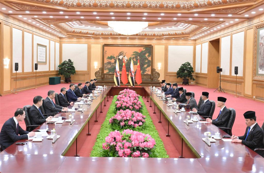 Xi Jinping conversa com sultão de Brunei