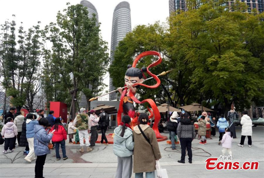 Escultura 'Ne Zha' atrai visitantes após sucesso de bilheteria nacional
