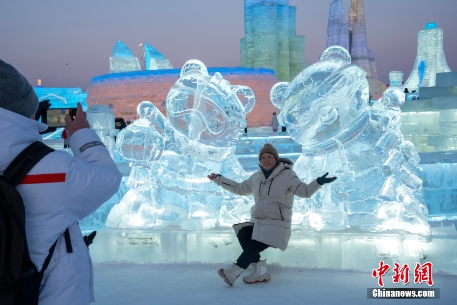 Paisagens temáticas dos Jogos Asiáticos de Inverno atraem turistas no Mundo de Gelo e Neve