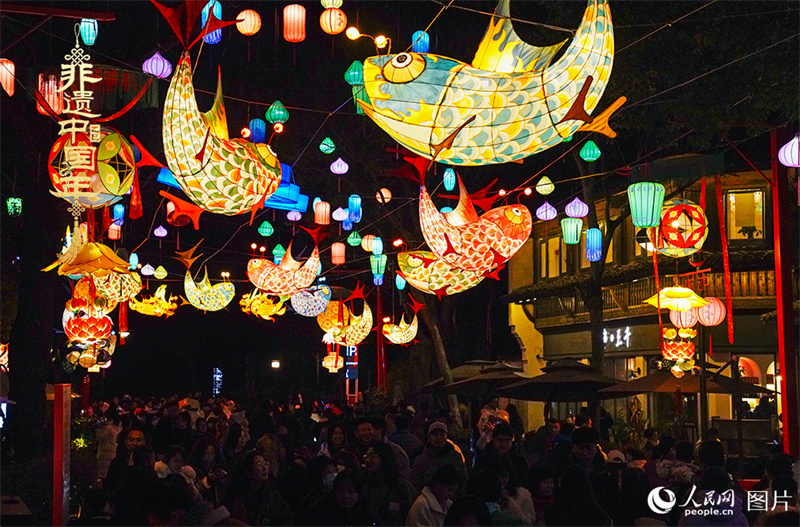 Chineses celebram Festival das Lanternas em todos os cantos do país
