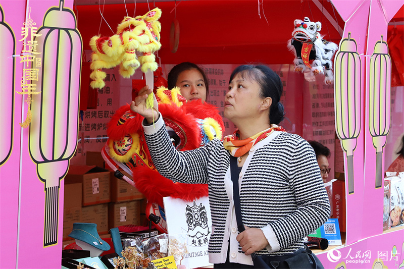 Chineses celebram Festival das Lanternas em todos os cantos do país