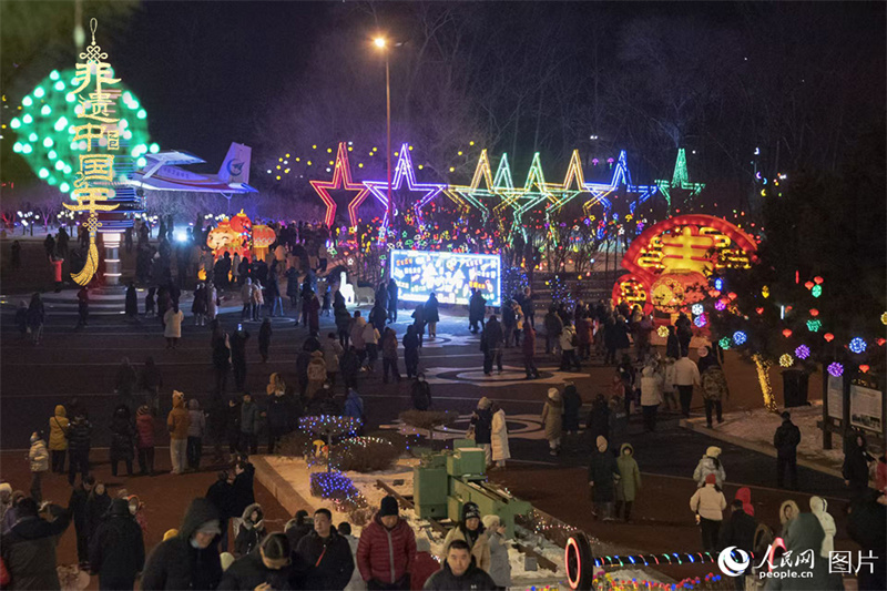 Chineses celebram Festival das Lanternas em todos os cantos do país