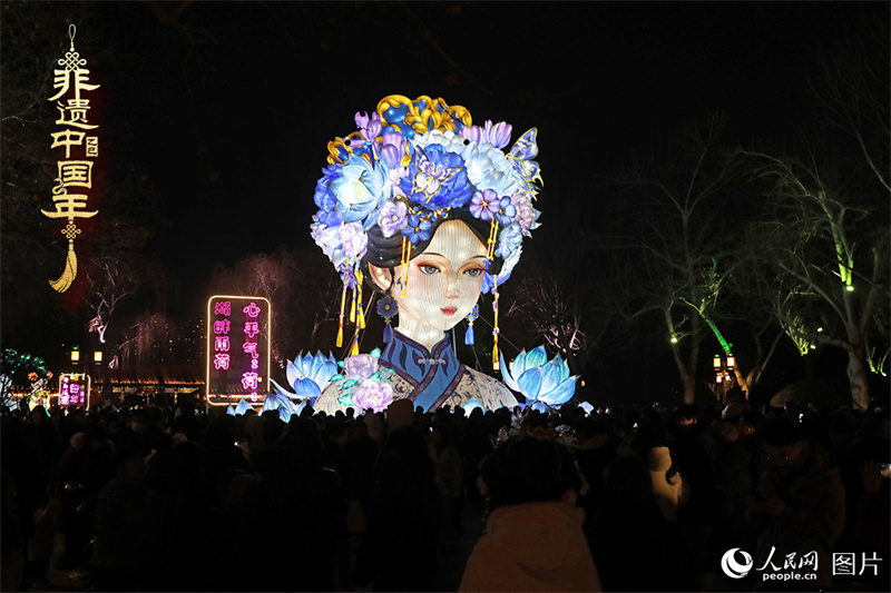 Chineses celebram Festival das Lanternas em todos os cantos do país