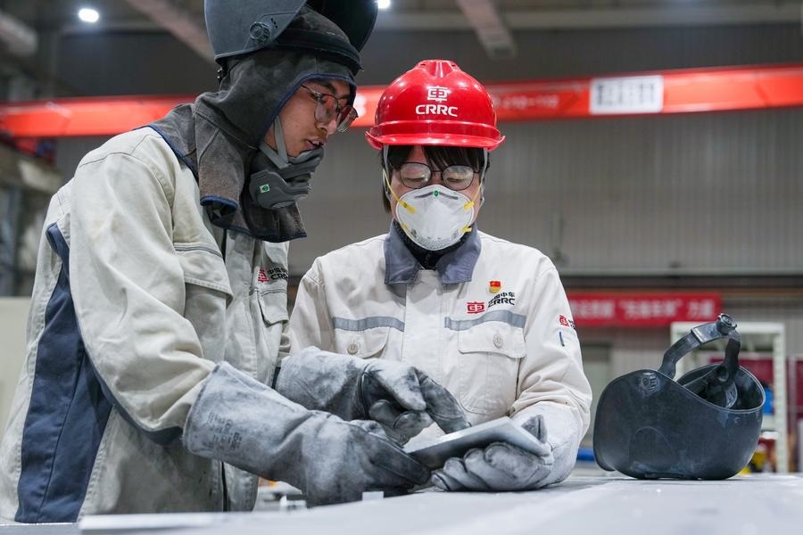 Uma deputada da APN e soldadora sênior dedicada ao treinamento de jovens artesãos