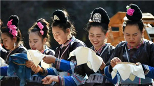 Aldeia Dong de Zhaoxing: antiga aldeia milenar, caso de sucesso de revitalização ruralConhecida como a "primeira aldeia da etnia Dong", a aldeia Dong combina uma rica herança histórica com um desenvolvimento inovador, tornando-se um exemplo vivo da revitalização rural na China. 