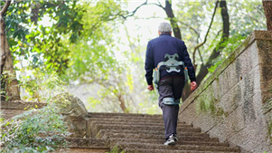 Dispositivo de assistência para caminhar semelhante a um ciborgue tem como alvo o crescente mercado de idosos da ChinaOs ciborgues da ficção científica, antes símbolos de habilidades sobre-humanas, agora estão impulsionando a revolução do cuidado com idosos na China, à medida que a economia prateada do país cresce. 