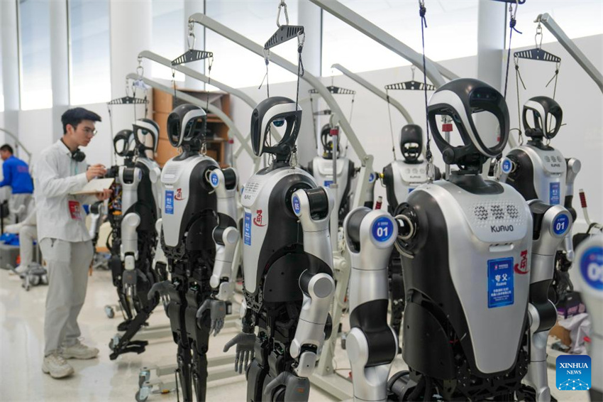 Robôs humanoides em destaque no Fórum Zhongguancun de 2025